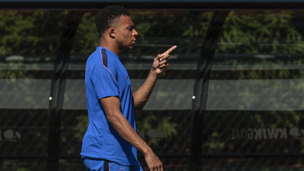 France and Morocco Begin World Cup Quarter-Finals Showdown