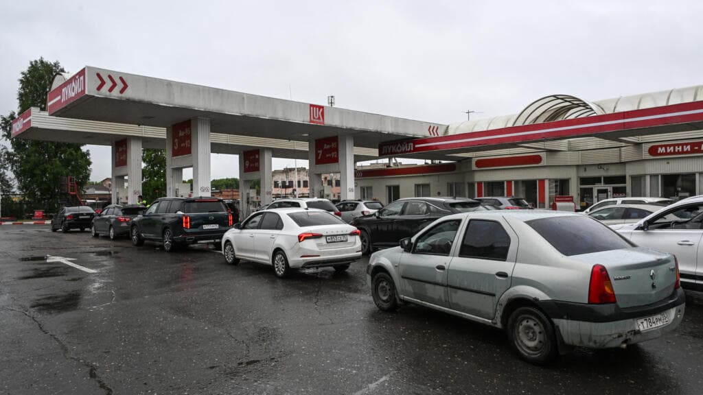 Russians Face Fuel Shortages Amidst Growing Frustration
