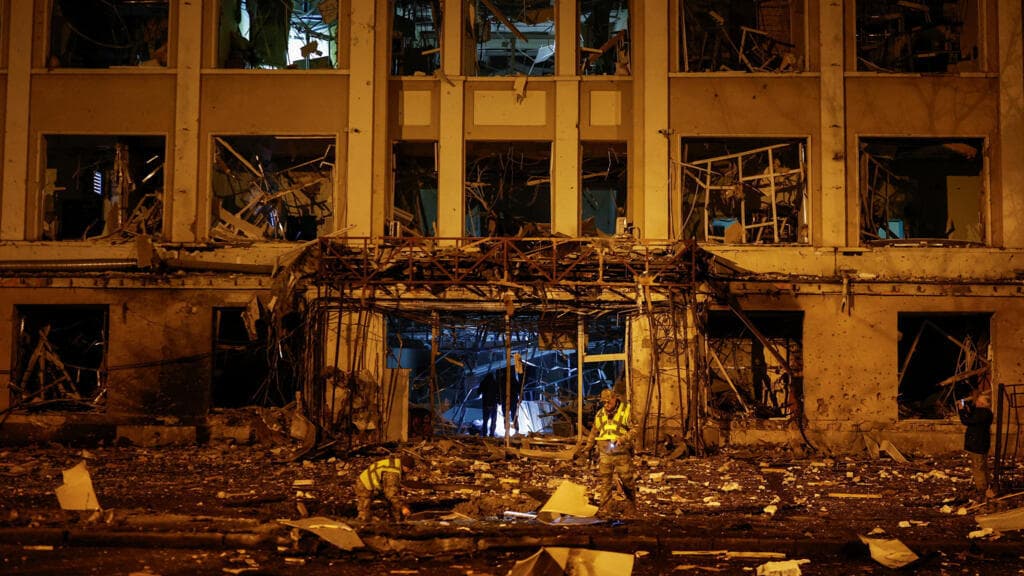 Russian Missiles Strike Kyiv as Moscow Indicates Willingness for Peace Talks