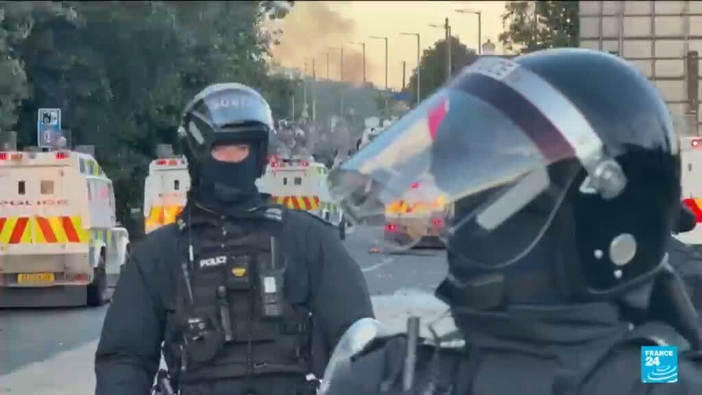 Police Use Water Cannons on Protesters in Belfast Amid Renewed Unrest