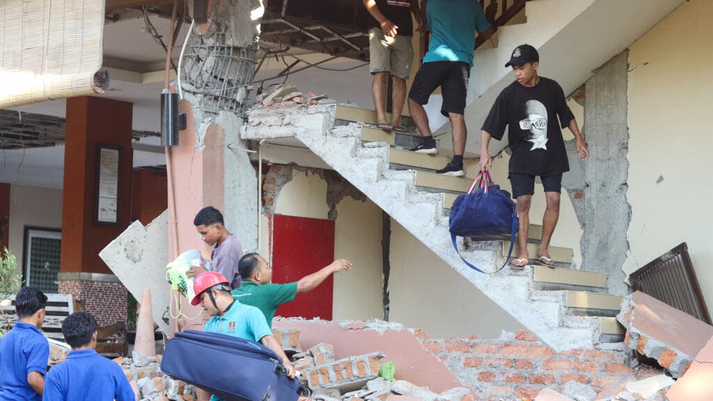 7.7-Magnitude Earthquake Hits Indonesia, Causing Evacuations and Casualties
