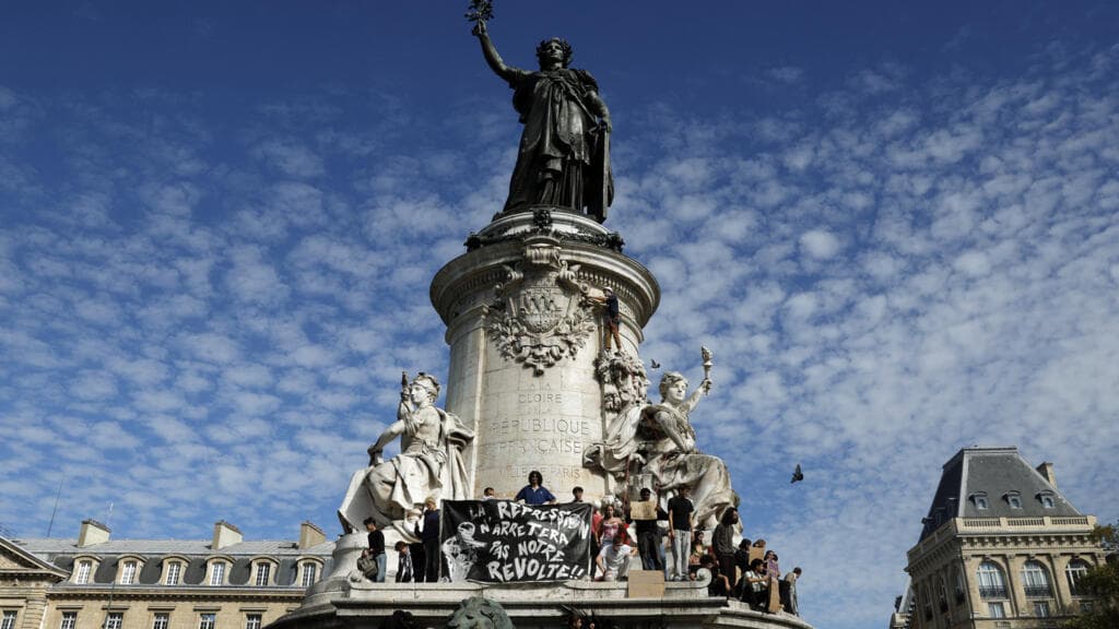 France's Yellow Vests Support Student Protests Against Rising Living Costs
