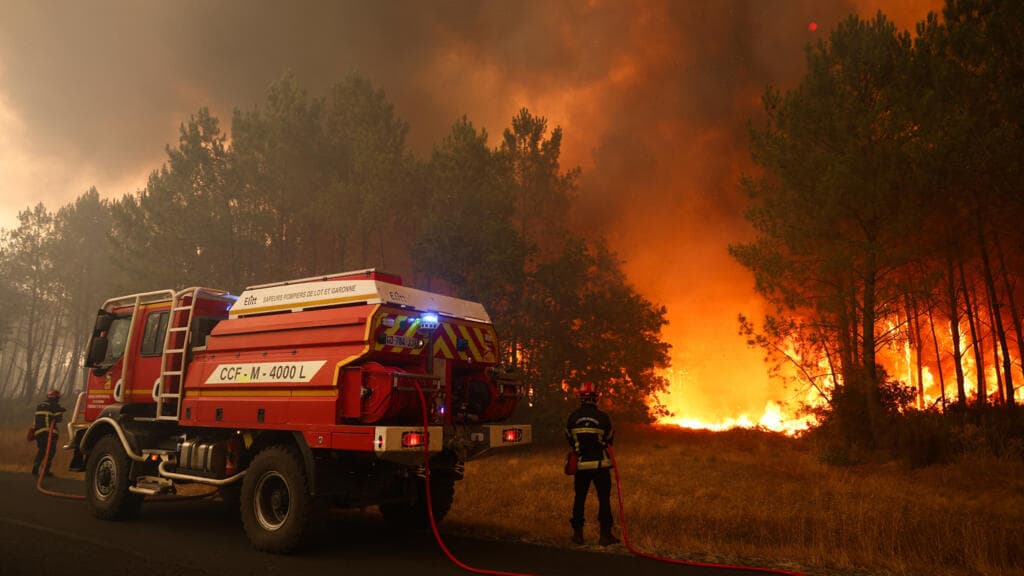 Thousands Evacuated Amid Wildfires in Southwest France