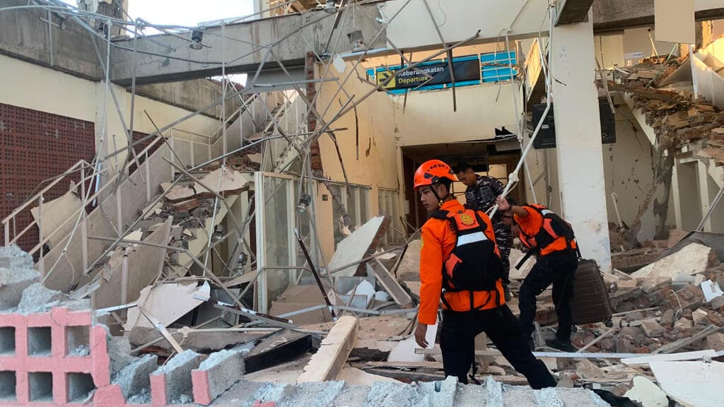 Aid Begins to Reach Thousands of Evacuees Following Deadly Quake in Indonesia