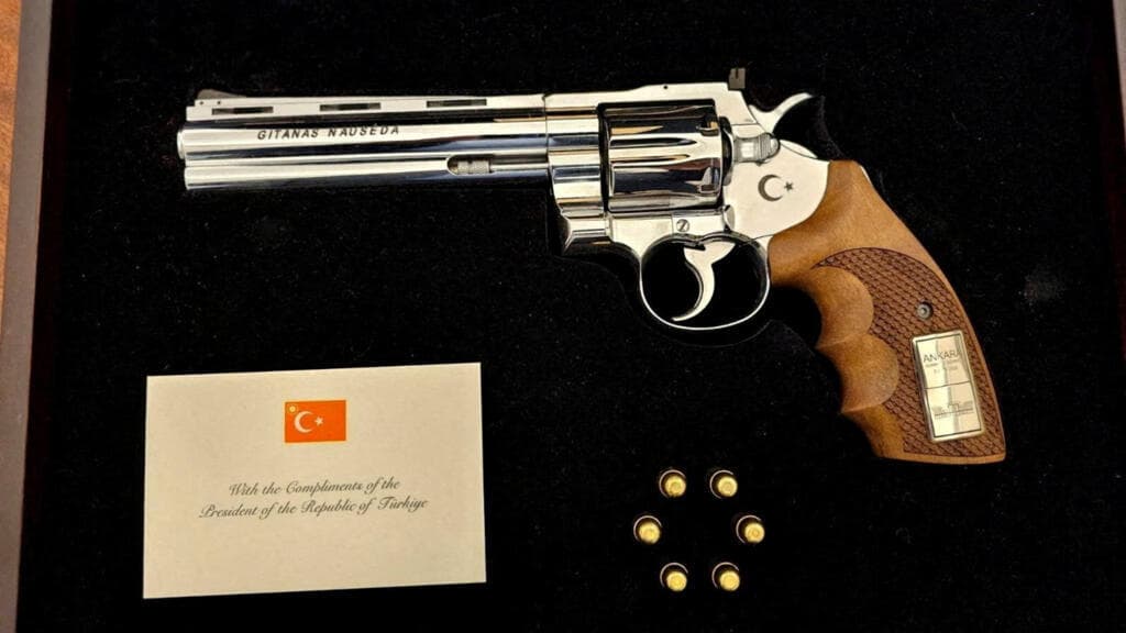 Erdogan Gifts Engraved Pistol to NATO Leaders Amid Defence Spending Talks