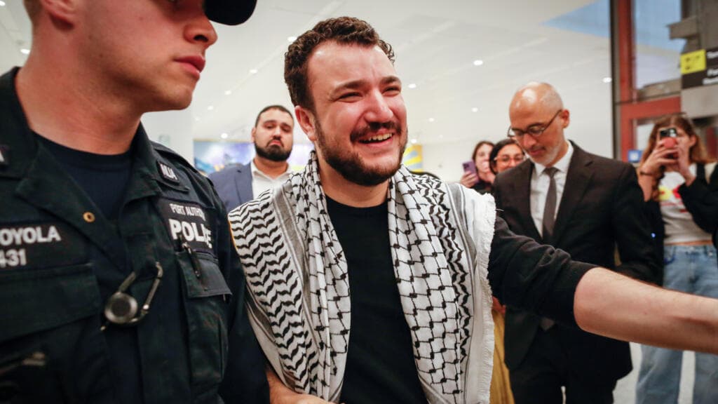 US court ruling puts pro-Palestinian activist Mahmoud Khalil back at risk of detention