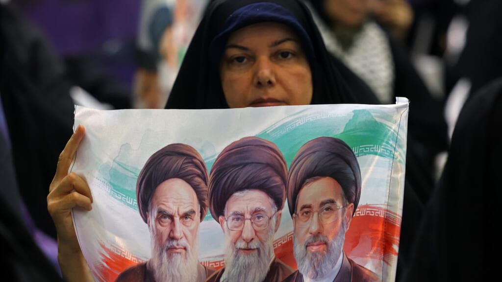 Protests Erupt Outside Iran's Foreign Ministry Over Proposed US Peace Deal
