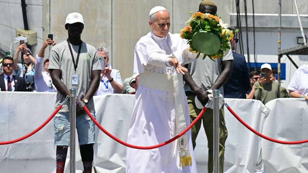 Pope Honors Drowned Migrants with Flower Tribute During Canary Islands Visit