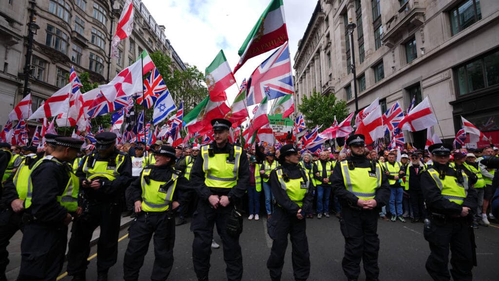 Thousands Participate in London Protests for Palestinian Rights and Far-Right Rally