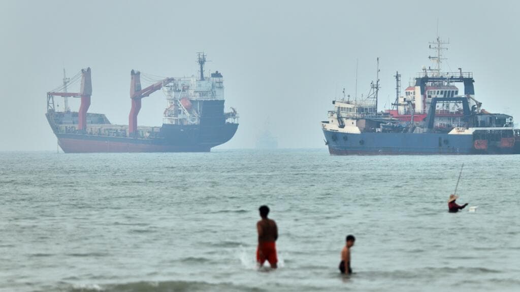 Iran Permits Iraqi Oil Tankers to Transit Strait of Hormuz Amid Tensions