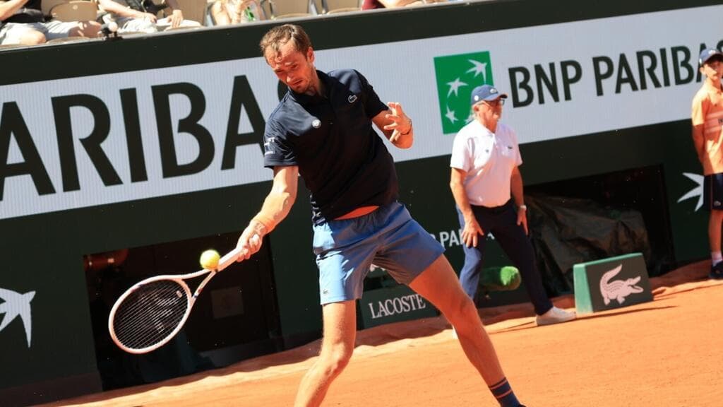 Sabalenka Advances, Osaka Impresses as Medvedev Exits Early at French Open 2026