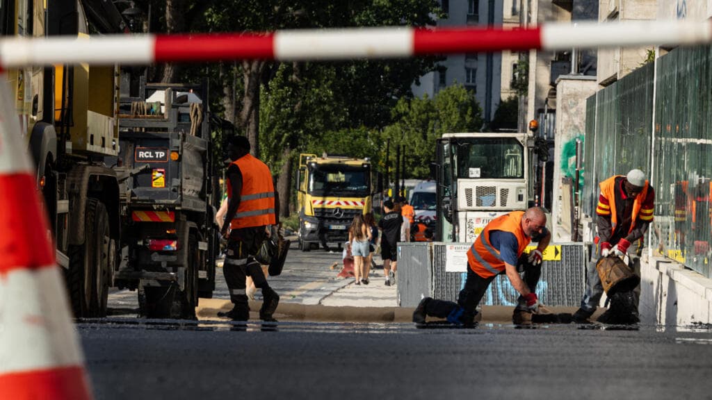 Paris Workers Endure Extreme Heat Amid Historic Heatwave