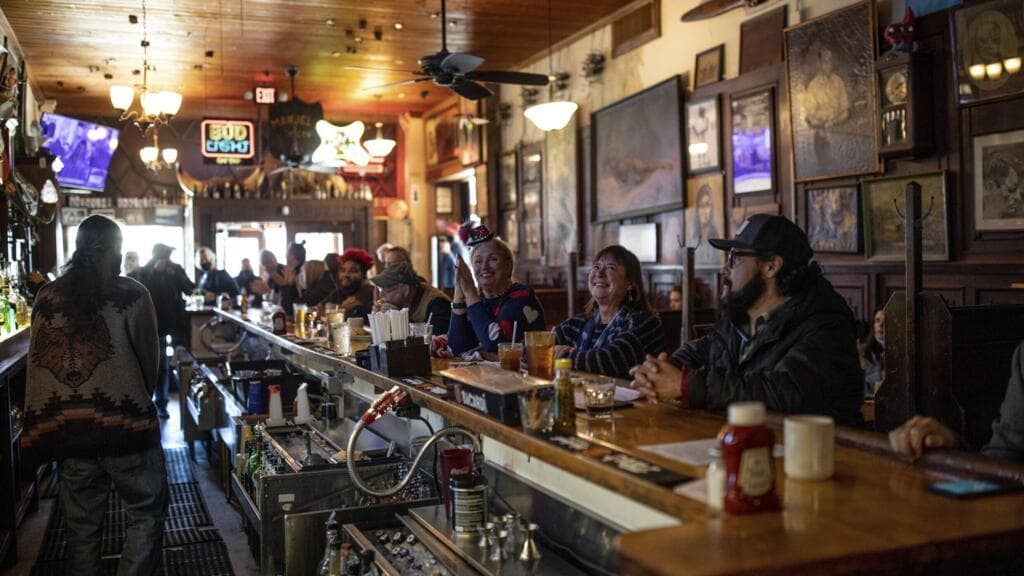 Manuel’s Tavern Reflects on Georgia’s Political History as Midterms Near