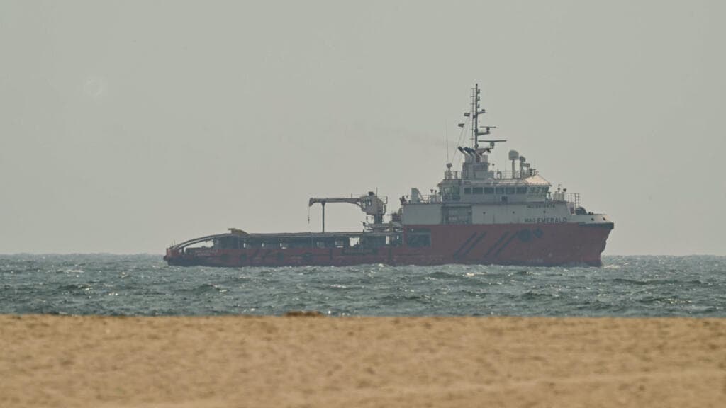 US Conducts New Strikes as Iran Closes the Strait of Hormuz