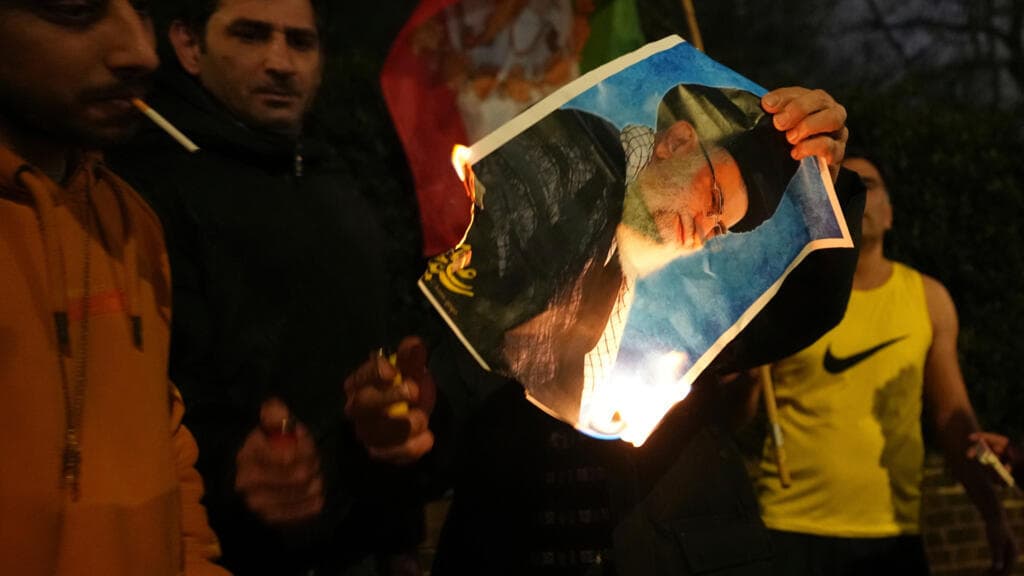 Trump tells Iranian protesters 'help is on its way' and cancels talks with officials