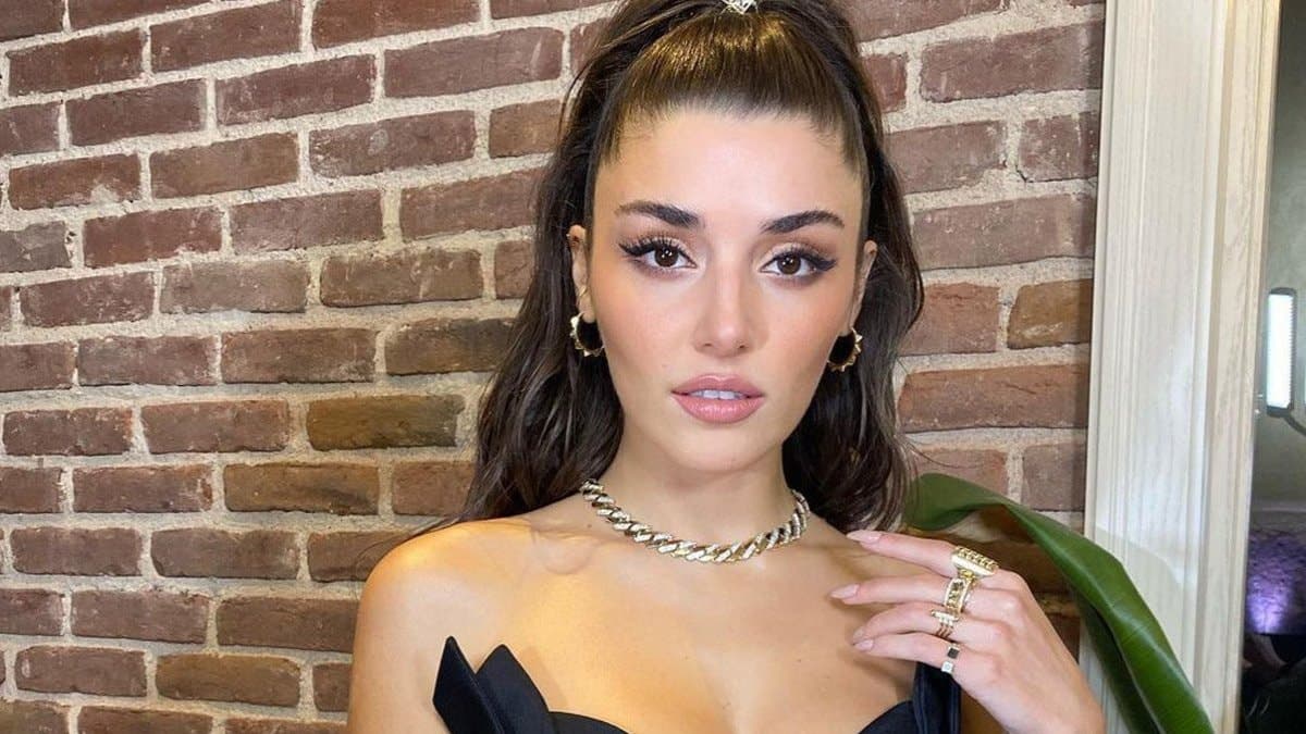 Hande Erçel'in beyaz elbisesi sosyal medyada dikkat çekti