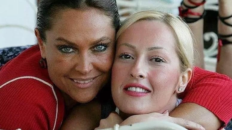 Hülya Avşar'ın kardeşi Helin Avşar kaslarını sergiedi