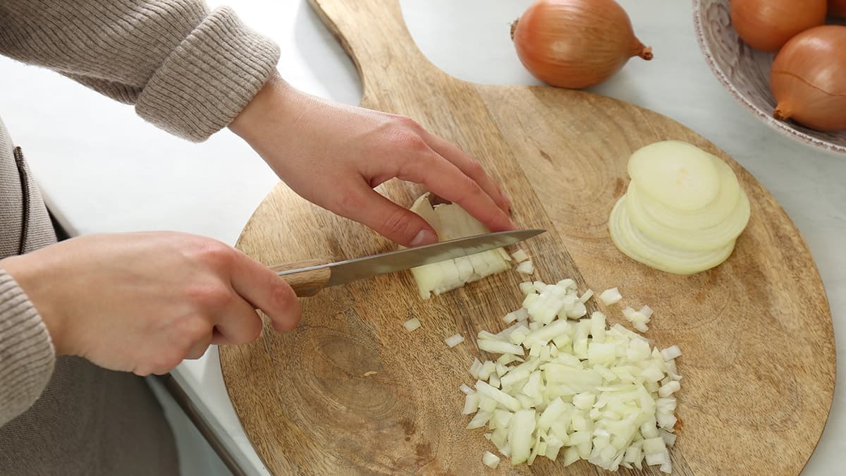 Soğanı çöpe atmak yerine nasıl saklayabilirsiniz?