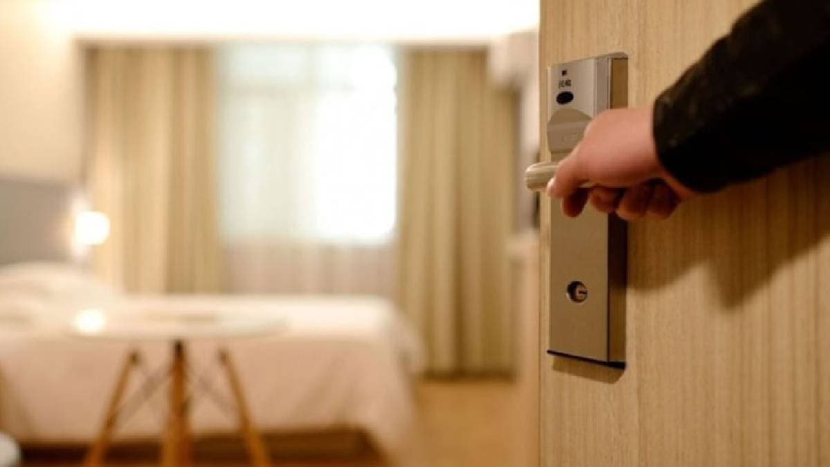 Otel odasına girdiğinizde kapıyı kilitlemeyi unutmayın