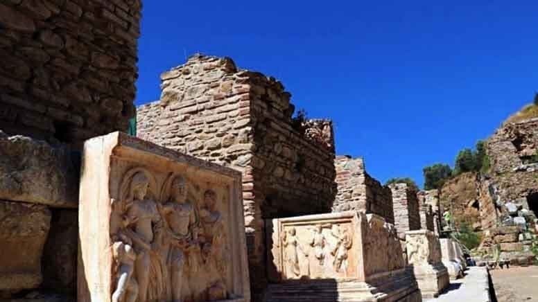 Aydın'da 1800 yıllık kütüphane merdiveni bulundu