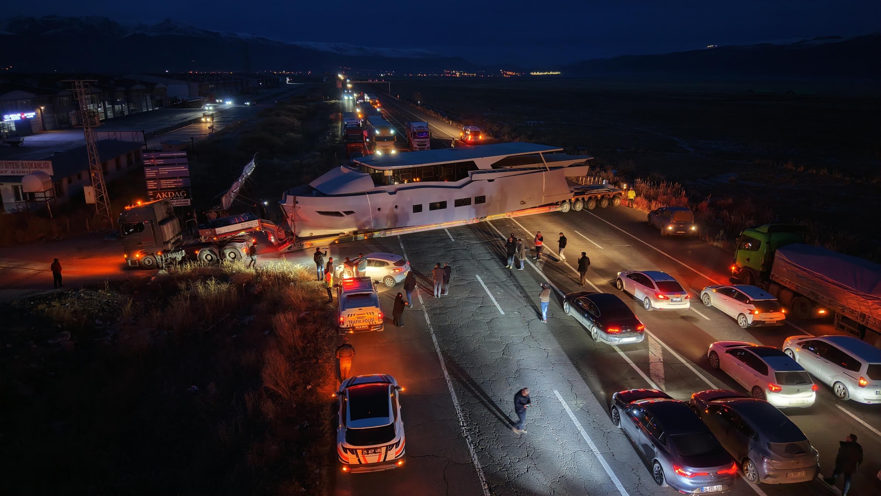 Erzurum'da yat yolu kilitledi; sürücüler şaşkına döndü