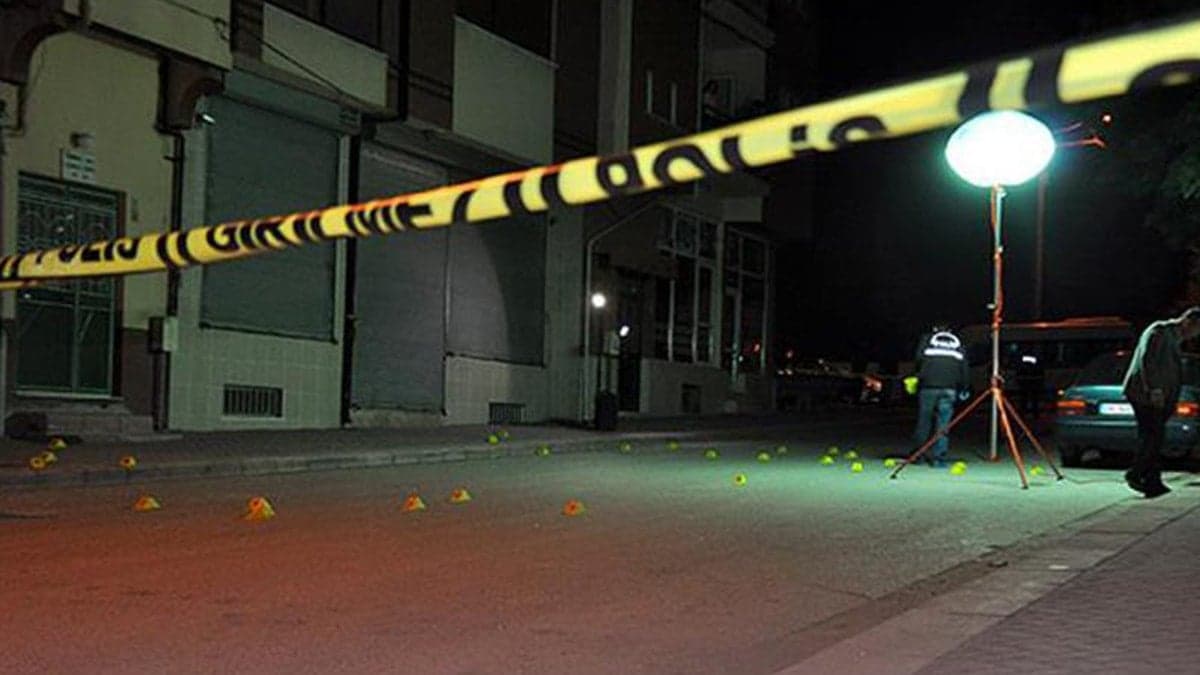 Adana'da yumruklu-tekmeli kavga! Aracından inip saldırdı