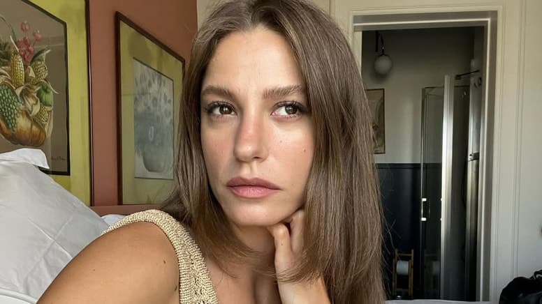 Serenay Sarıkaya tatilde bikinili pozlarını paylaştı