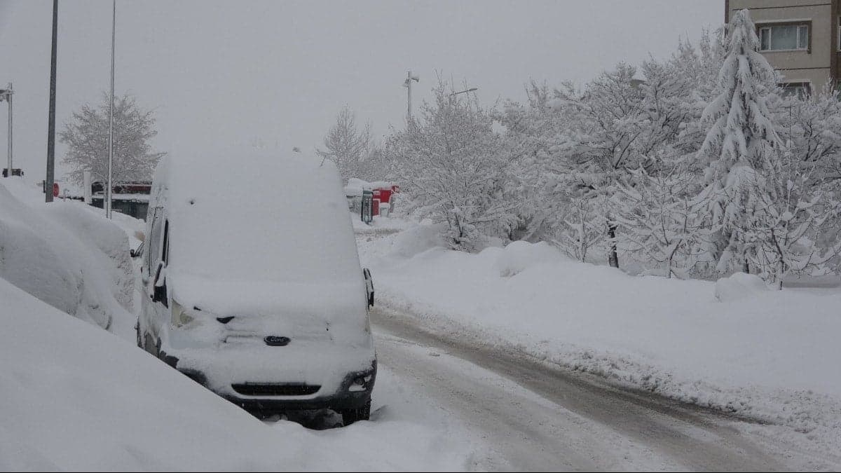 Bitlis'te 111 köy yolu kardan kapandı