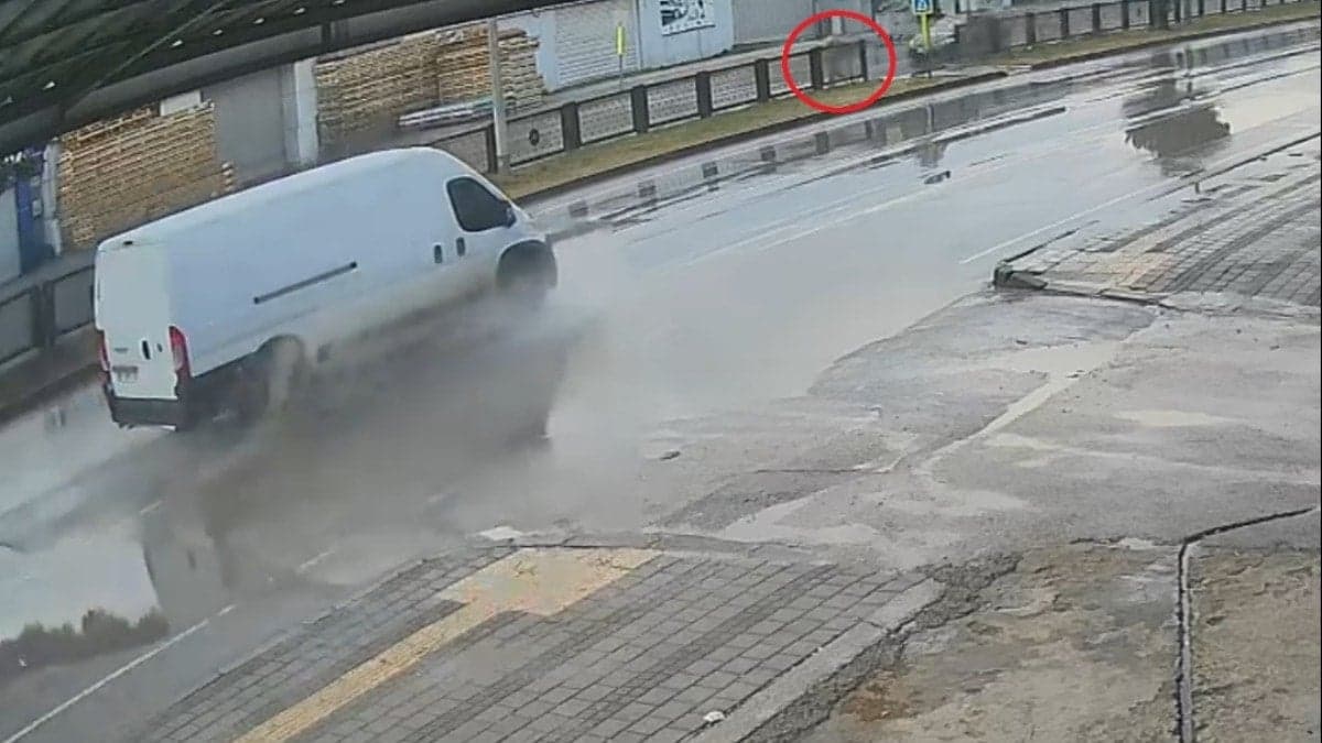 Otomobilin çarptığı yaşlı adam havada metrelerce savruldu