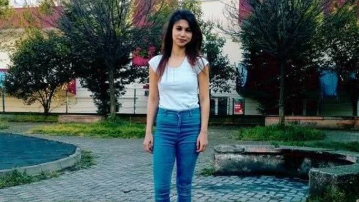 Evinde boğulan Esra, toprağa verildi