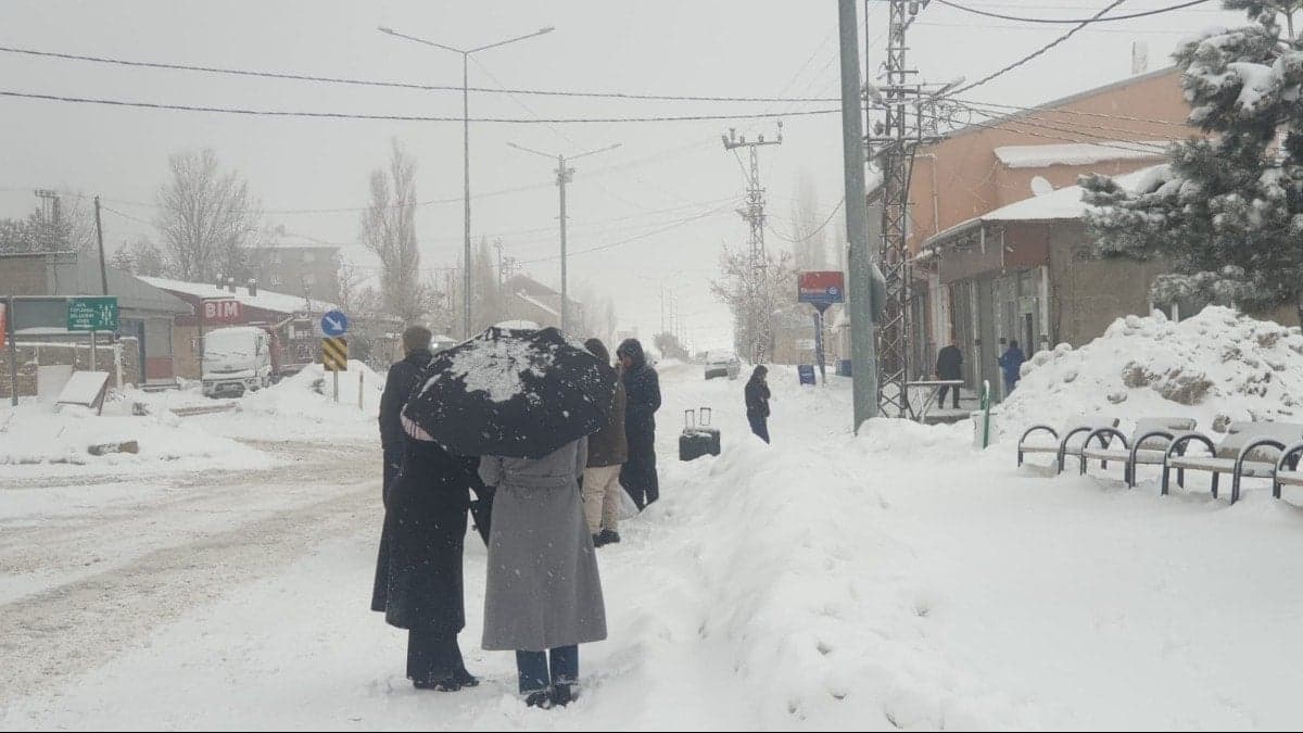 Van'da 90 yerleşim yerinin yolu kardan kapandı