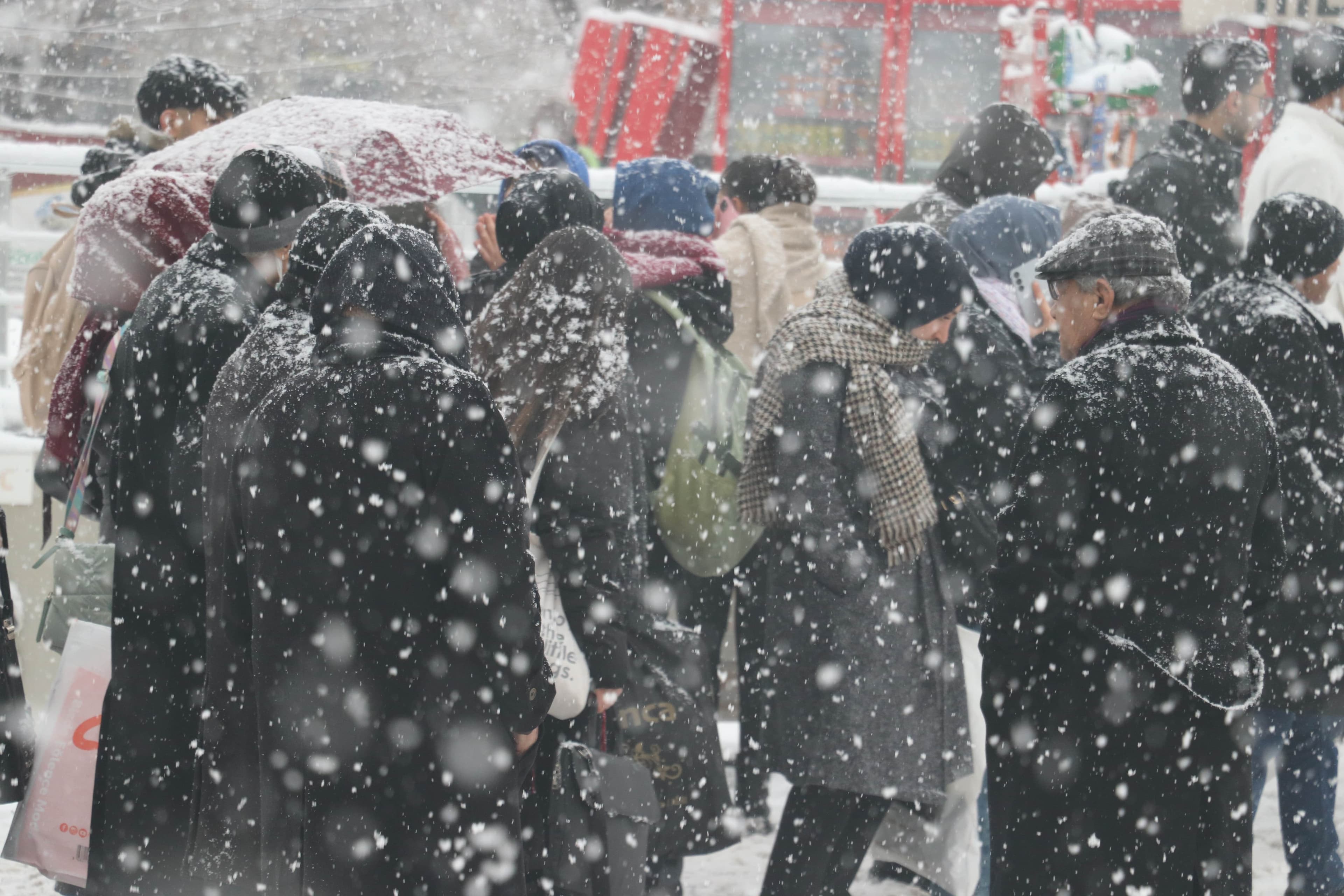 Ağrı'da kar hayatı olumsuz etkiledi