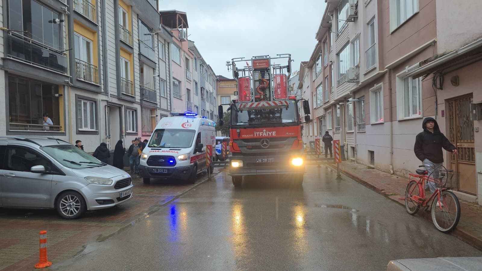 Bursa'da evde korkutan yangın: Dumandan etkilenen iki kedi kurtarılamadı