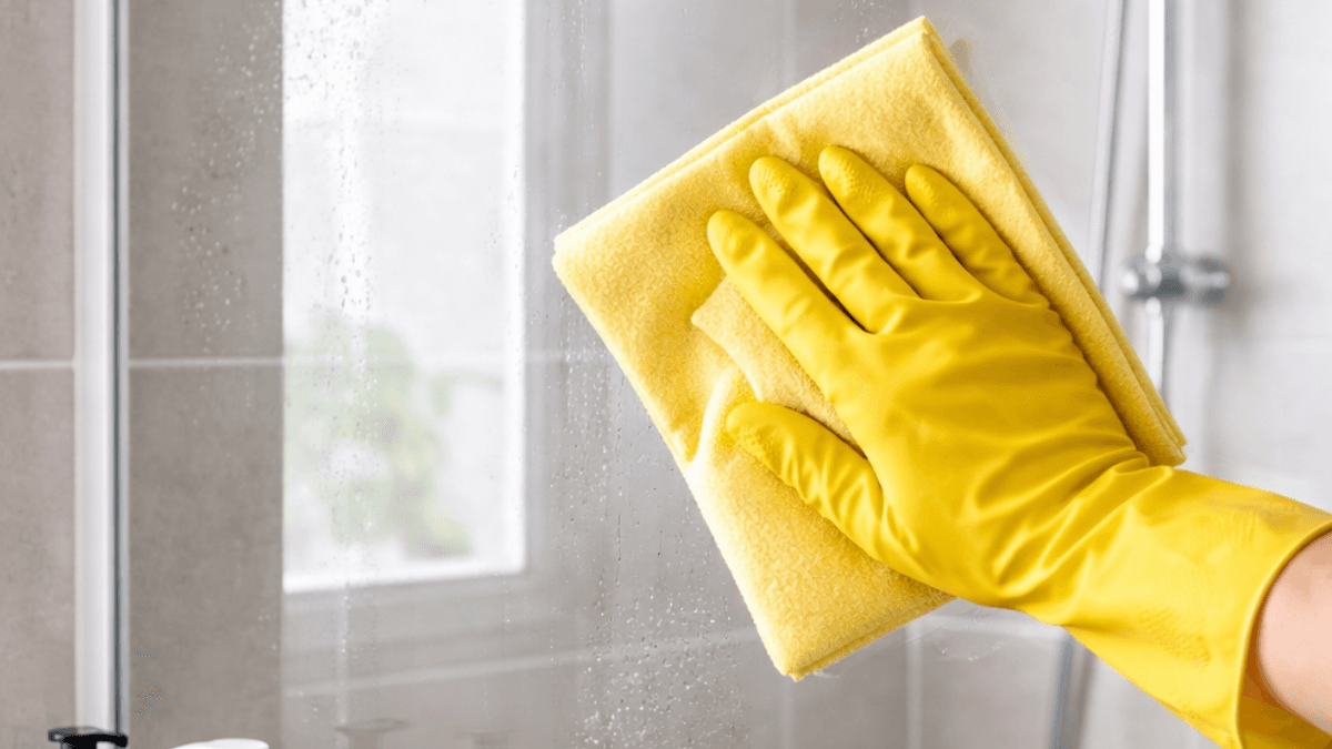 Kireç ve sabun lekelerini anında silgi gibi siliyor