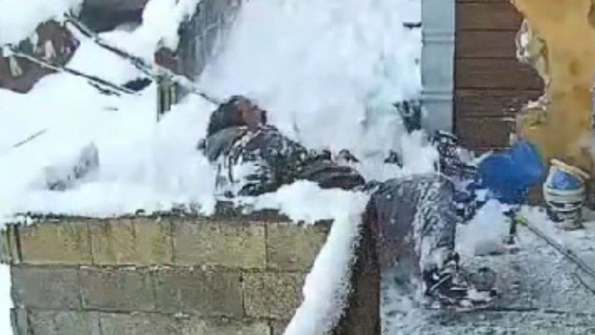 Evinin çatısındaki karı temizlerken düşüp yaralandı