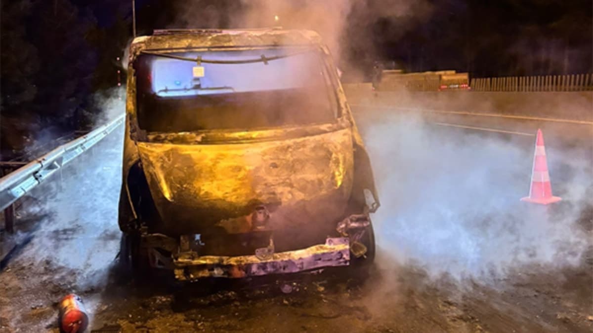 Seyir halindeki çekici alevlere teslim oldu