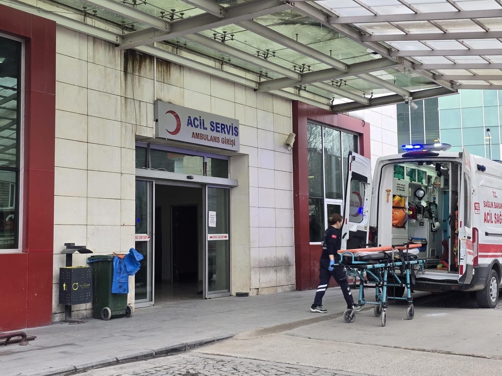 Devrilen forkliftin altında kalarak can verdi