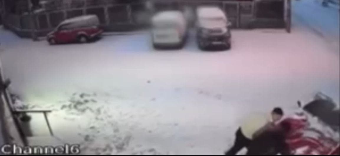 Buzlanan yolda kayan otomobili böyle durdurdular!