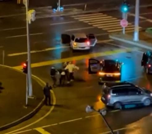 Kazaya karışanlar, sürücüyü darbetti; 3 gözaltı