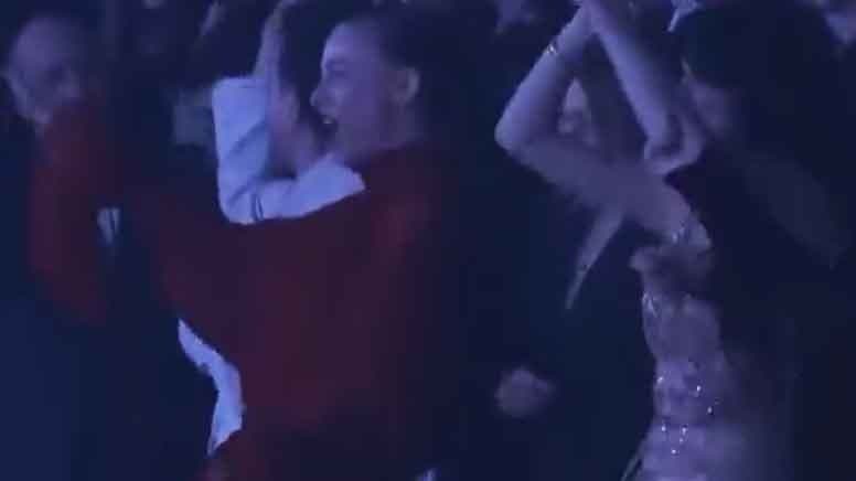 Serenay Sarıkaya ile Hande Erçel'in bu dansı geceye damga vurdu