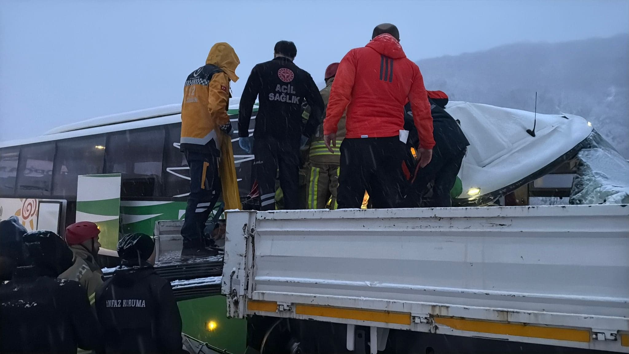 Yolcu otobüsü kayganlaşan yolda tıra daldı; 13'dan fazla kişi yaralandı