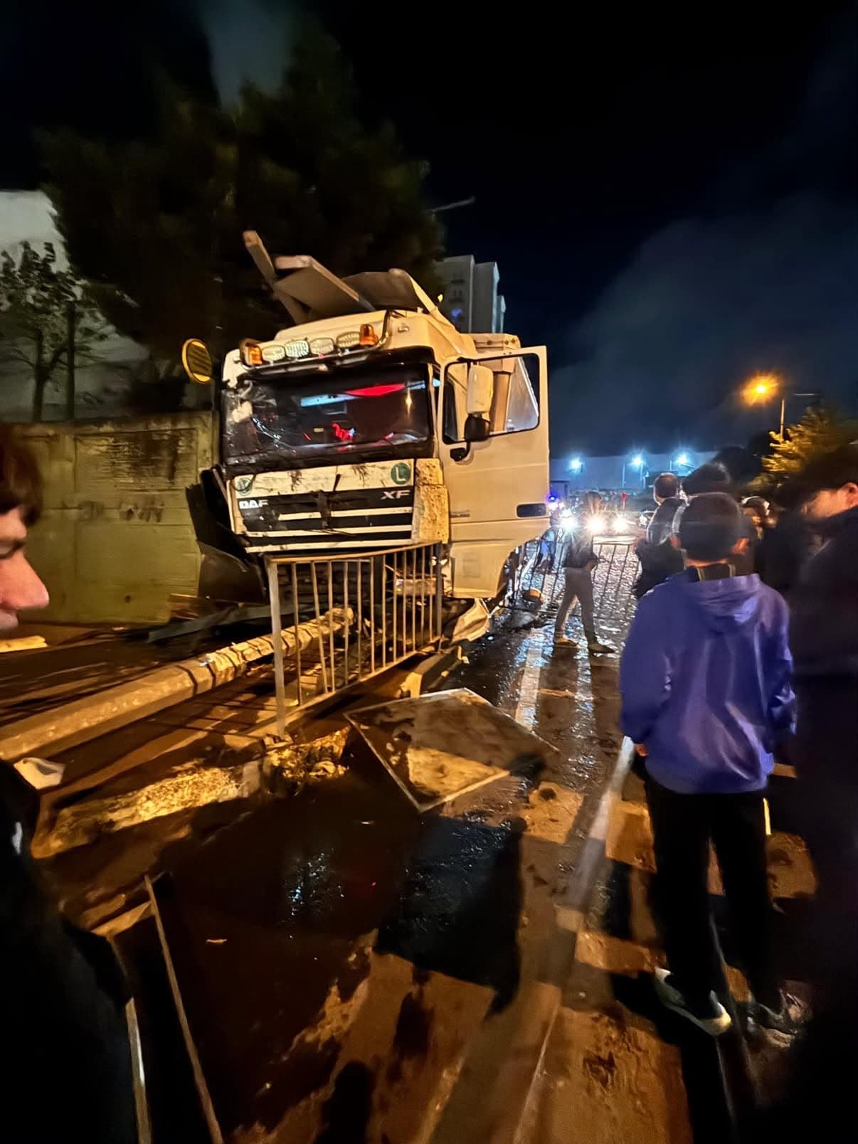 Kontrolden çıkan tır, otobüs durağına çarptı