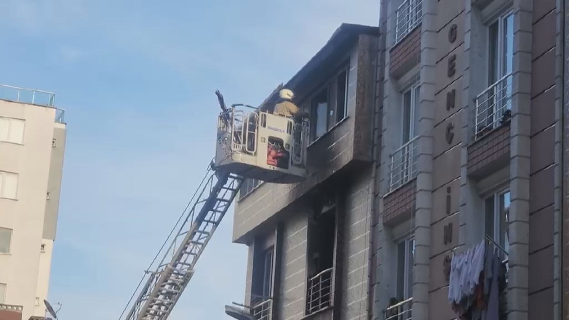 Esenyurt'ta 5 katlı binada yangın; 5 kişi kurtarıldı