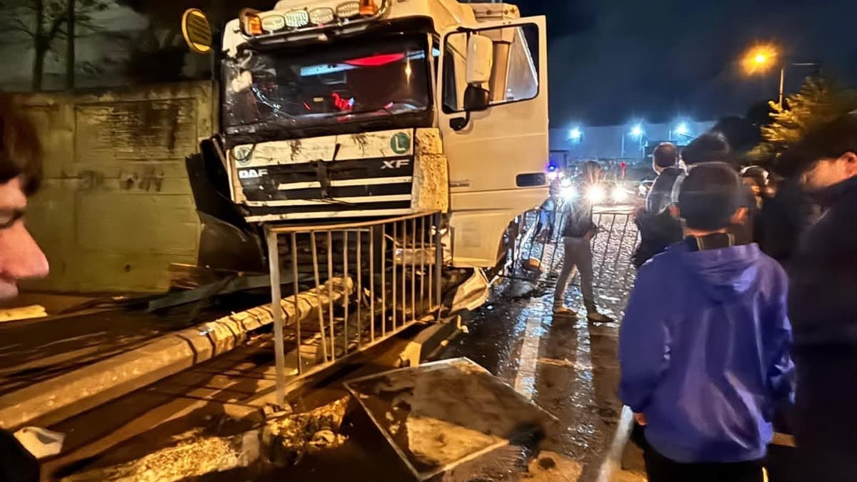 İstanbul'da TIR otobüs durağına çarptı