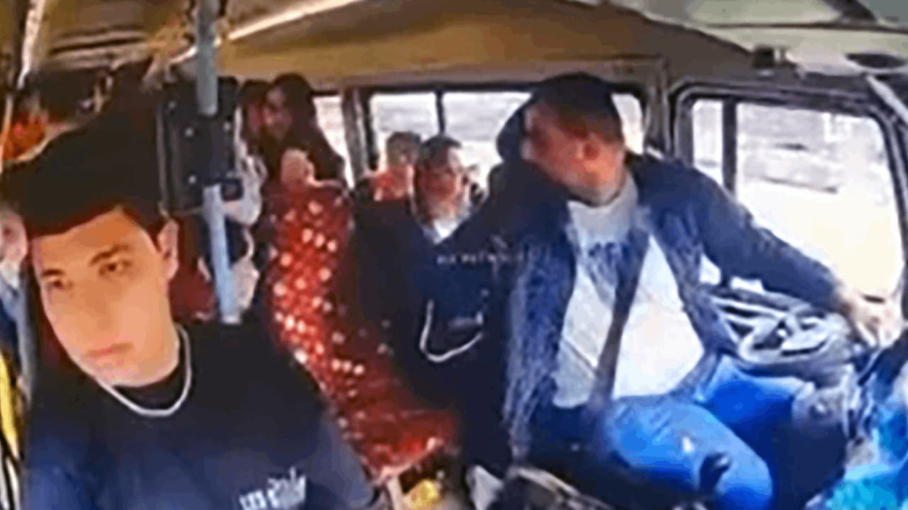 Adana'da sürücü yolcularla konuşurken dolmuşa çarptı
