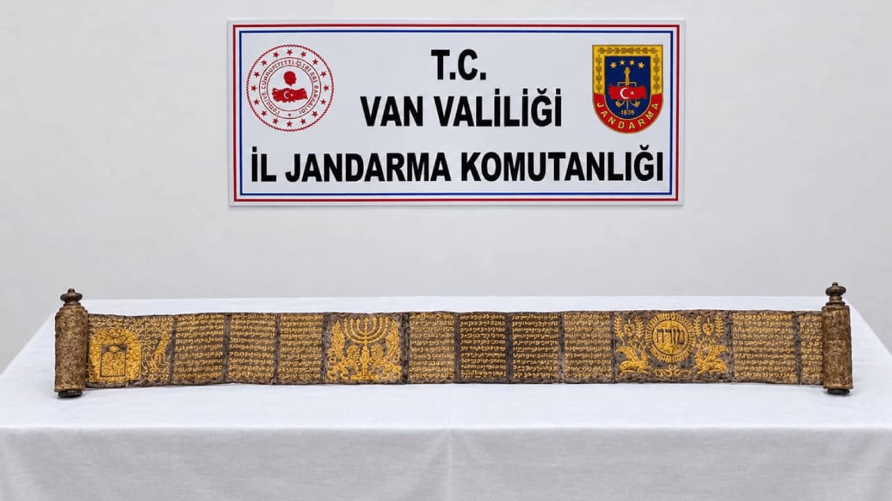 Van'da tarihi eser operasyonunda 3 metrelik Tevrat ele geçirildi