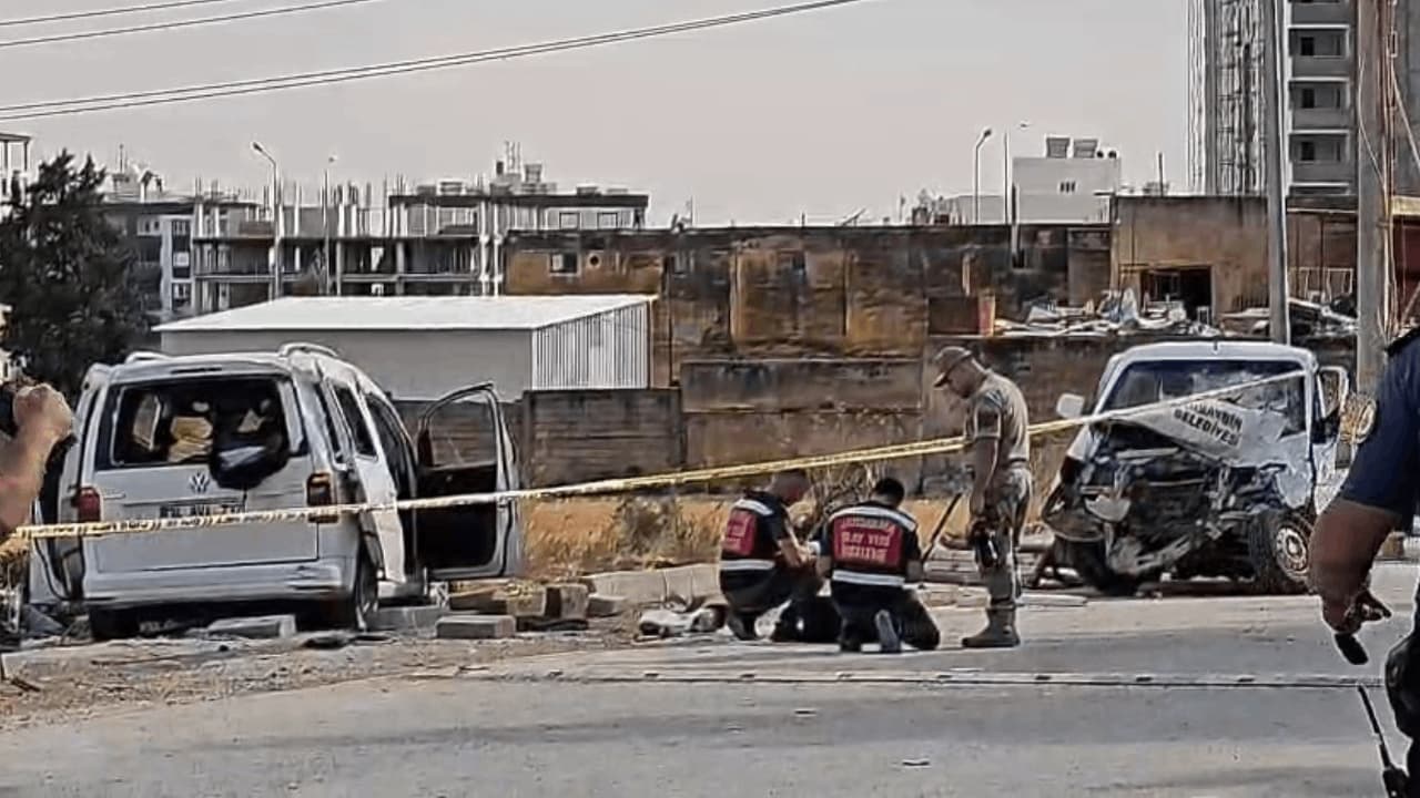 Nusaybin'de hafif ticari araç belediye çalışanlarına ve kamyonete çarptı: 1 ölü, 2 yaralı