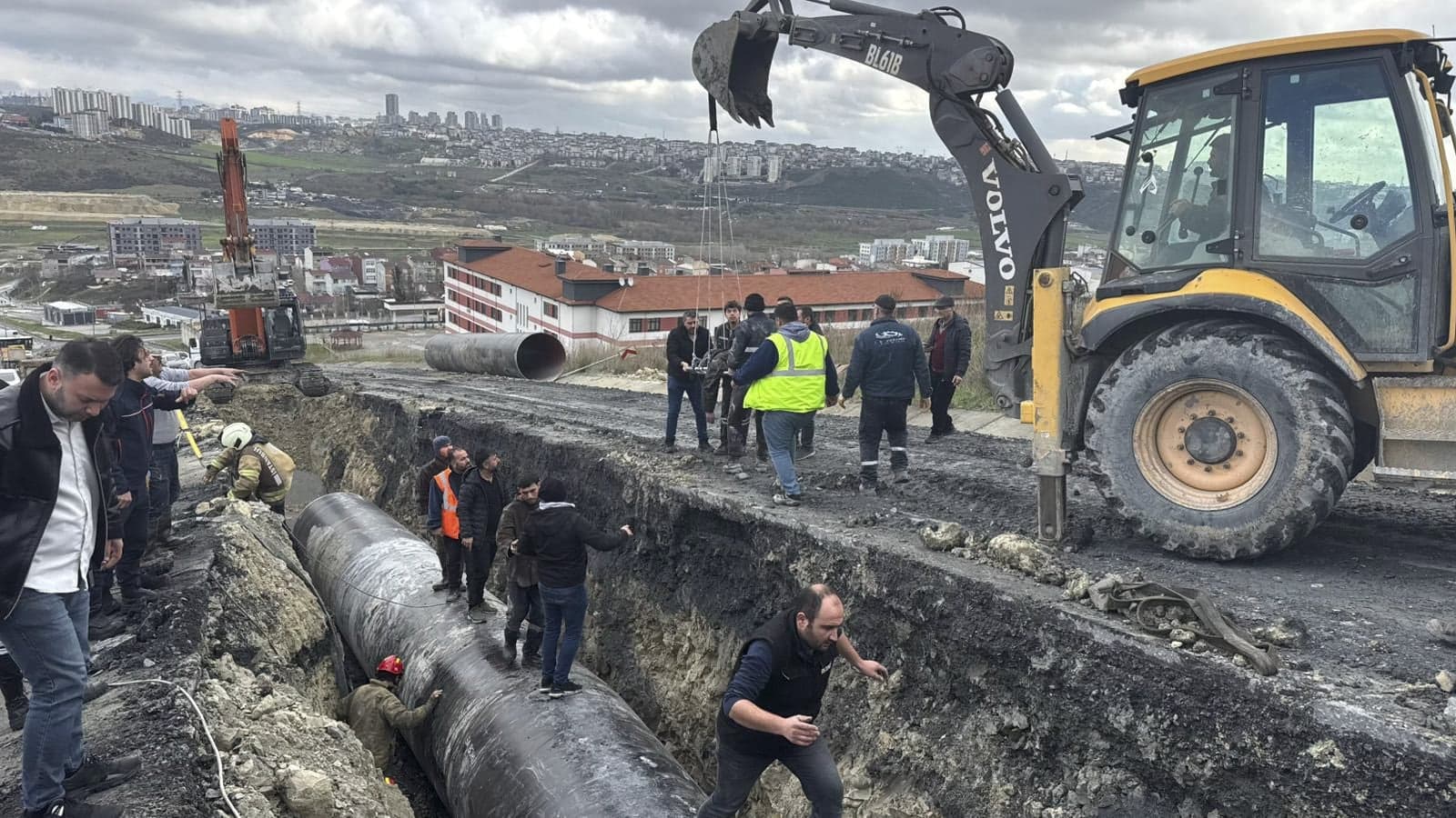 İSKİ çalışmasında korkutan anlar: Yaralı işçiyi itfaiye kurtardı
