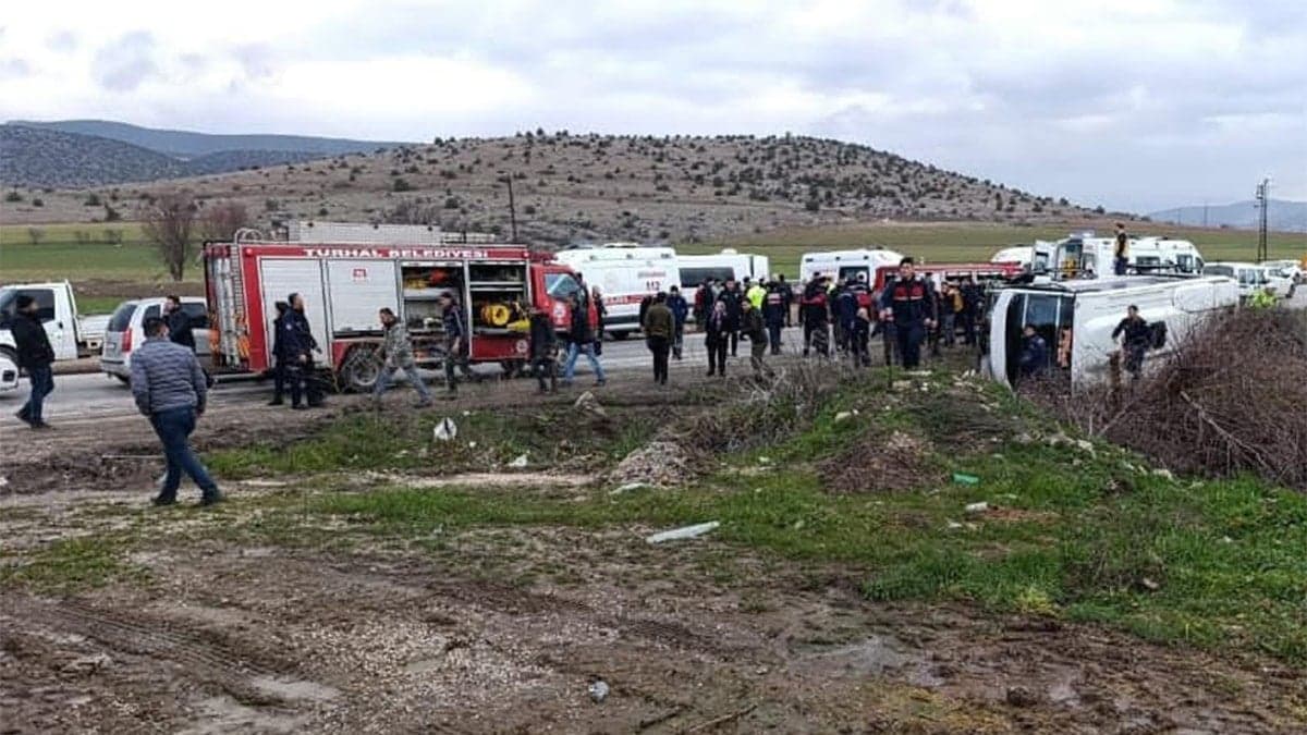 Öğrenci servisinin yaptığı kazada ortalık savaş alanına döndü