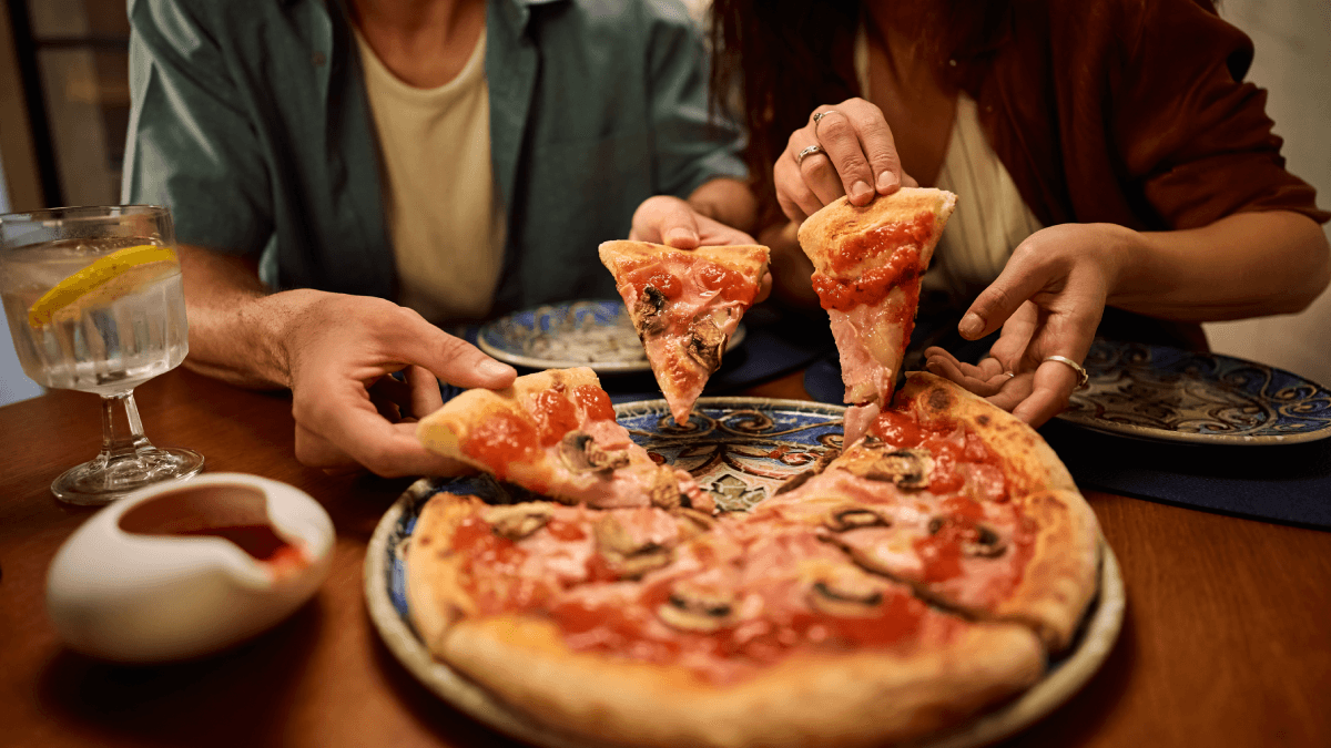 Meğer yıllardır pizzayı yanlış yiyormuşuz!